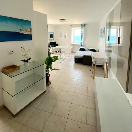 Charming Facing Sea !